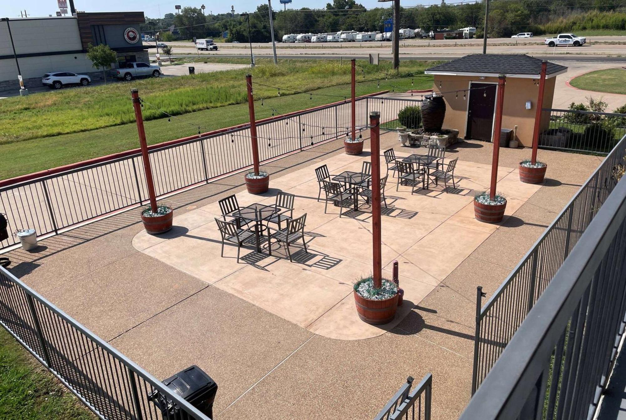 Days Inn By Wyndham Ennis Exterior photo