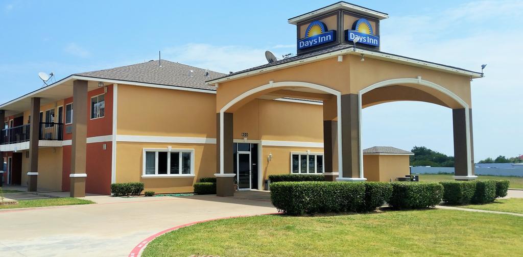 Days Inn By Wyndham Ennis Exterior photo